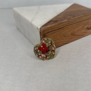 Vintage 1985 HALLMARK Heart Shaped VALENTINE WREATH Red Bow Plastic Brooch B15